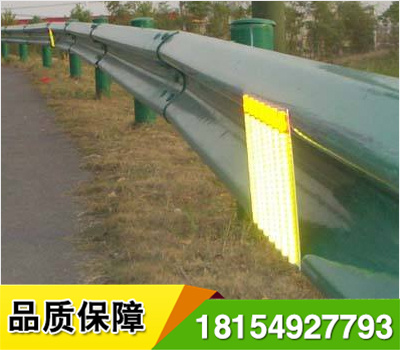 道路輪廊標(biāo)的英文名稱 Delineator，它是沿道路兩側(cè)邊緣設(shè)置、用于顯示道路邊界輪廓、指引車輛正常行駛、具有逆反射性能的一種交通安全設(shè)施，從功能上說，輪廓標(biāo)是一種視線誘導(dǎo)設(shè)